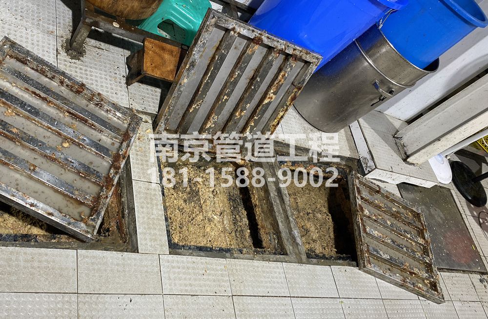 278紫鑫城城管中队食堂隔油池清理